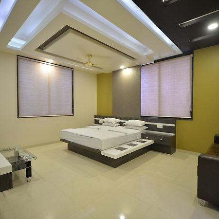 Hotel Radhe Krishna Солапур Экстерьер фото