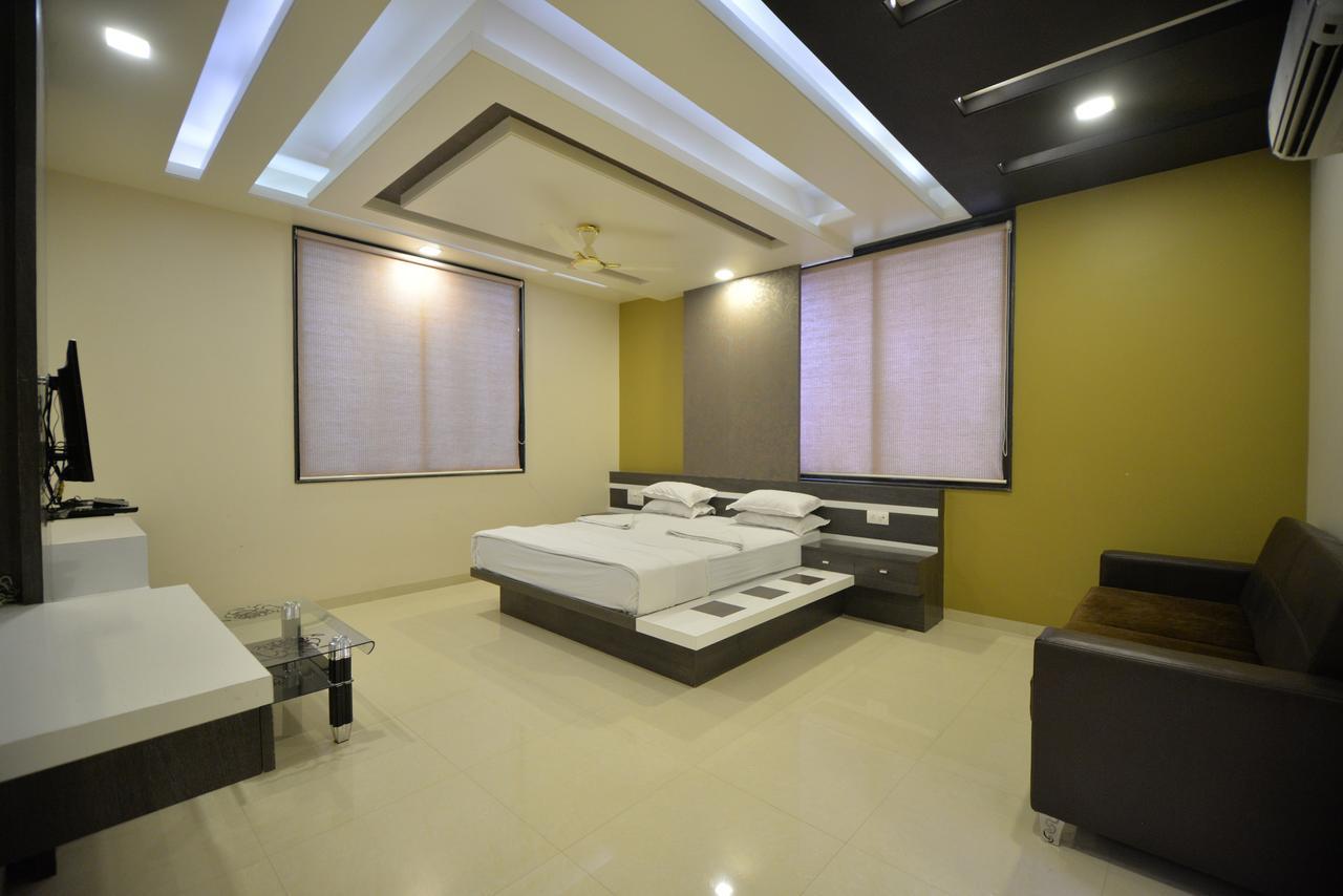 Hotel Radhe Krishna Солапур Экстерьер фото