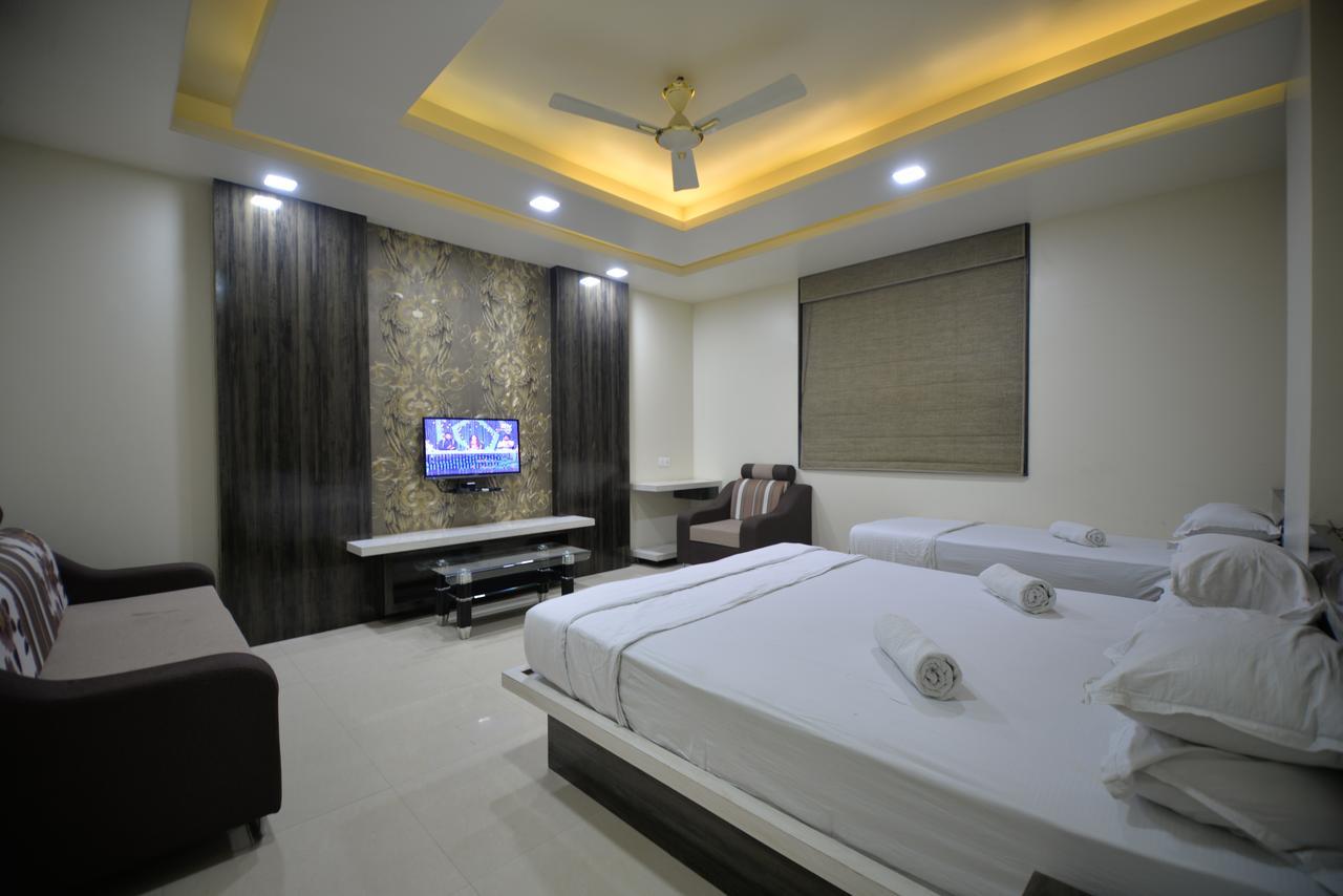 Hotel Radhe Krishna Солапур Экстерьер фото