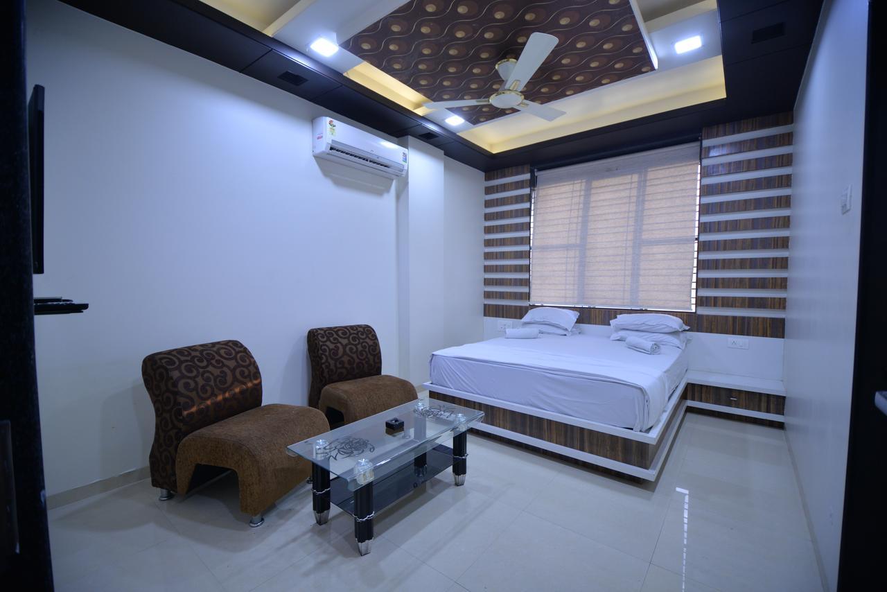 Hotel Radhe Krishna Солапур Экстерьер фото