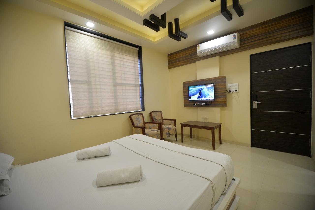 Hotel Radhe Krishna Солапур Экстерьер фото