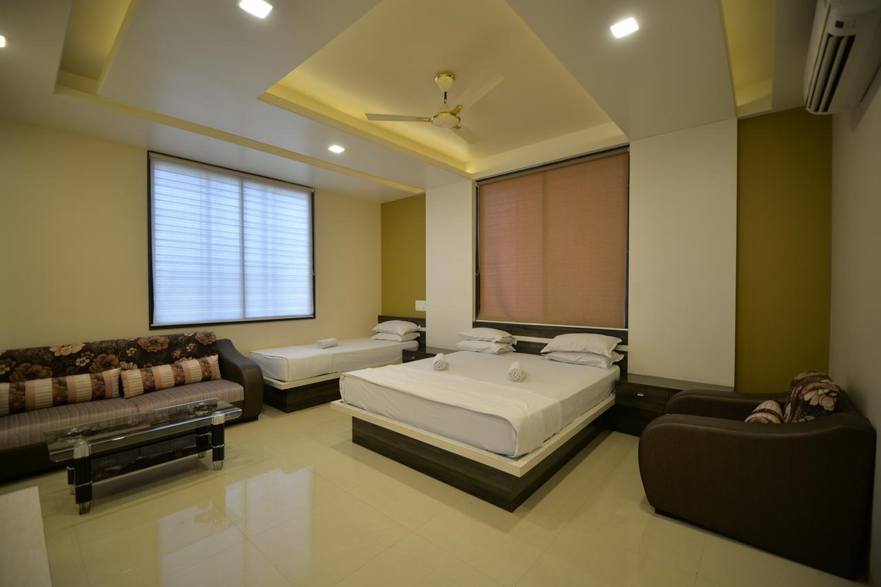 Hotel Radhe Krishna Солапур Экстерьер фото